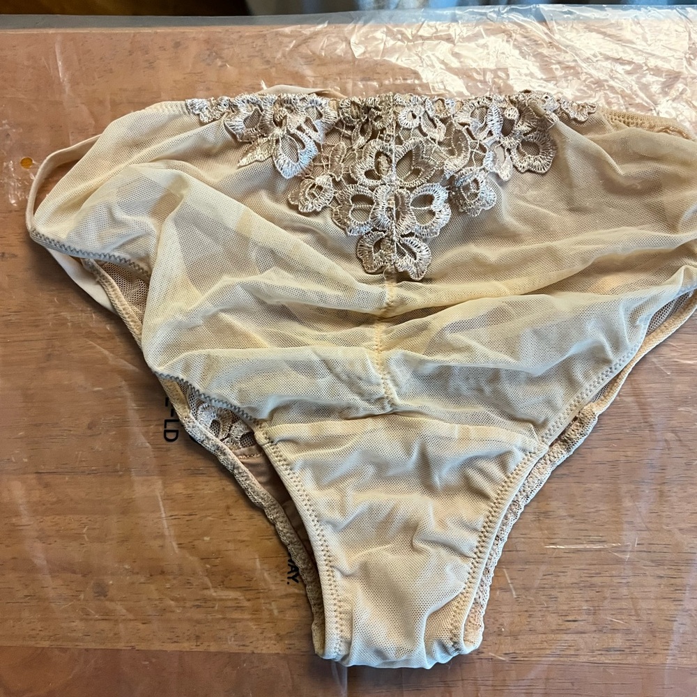 Elegant Lace Women's Panties in Cream - Picture 4 of 5